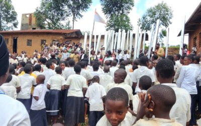 Nord-Kivu : L’honorable Kambale Lutsumbi Bienvenu offre des tôles à l’EP Biombe pour renforcer les infrastructures scolaires