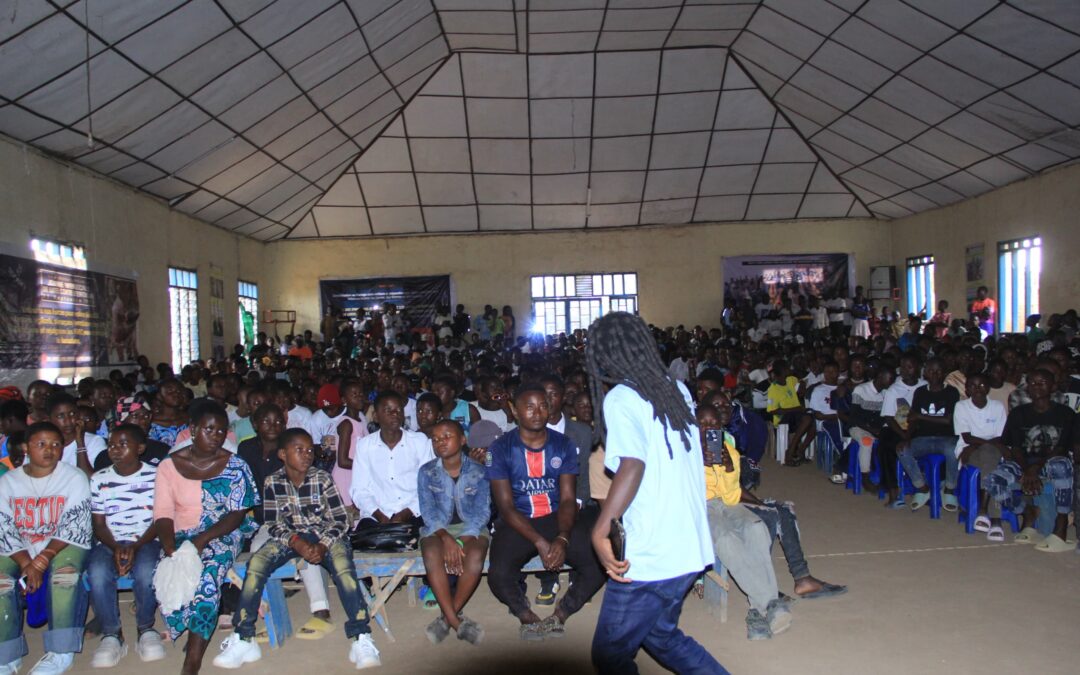 Oïcha : à la clôture du mois culturel scolaire, un artiste de Ubuntu Panafrika chante la résistance par la culture et la tradition