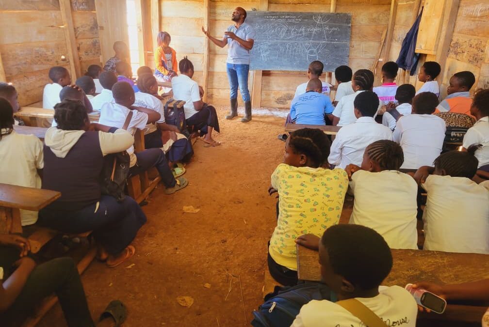 Beni : des élèves sensibilisés à l’importance des arbres pour la protection de l’environnement par l&rsquo;ONG IDAD à Kalunguta