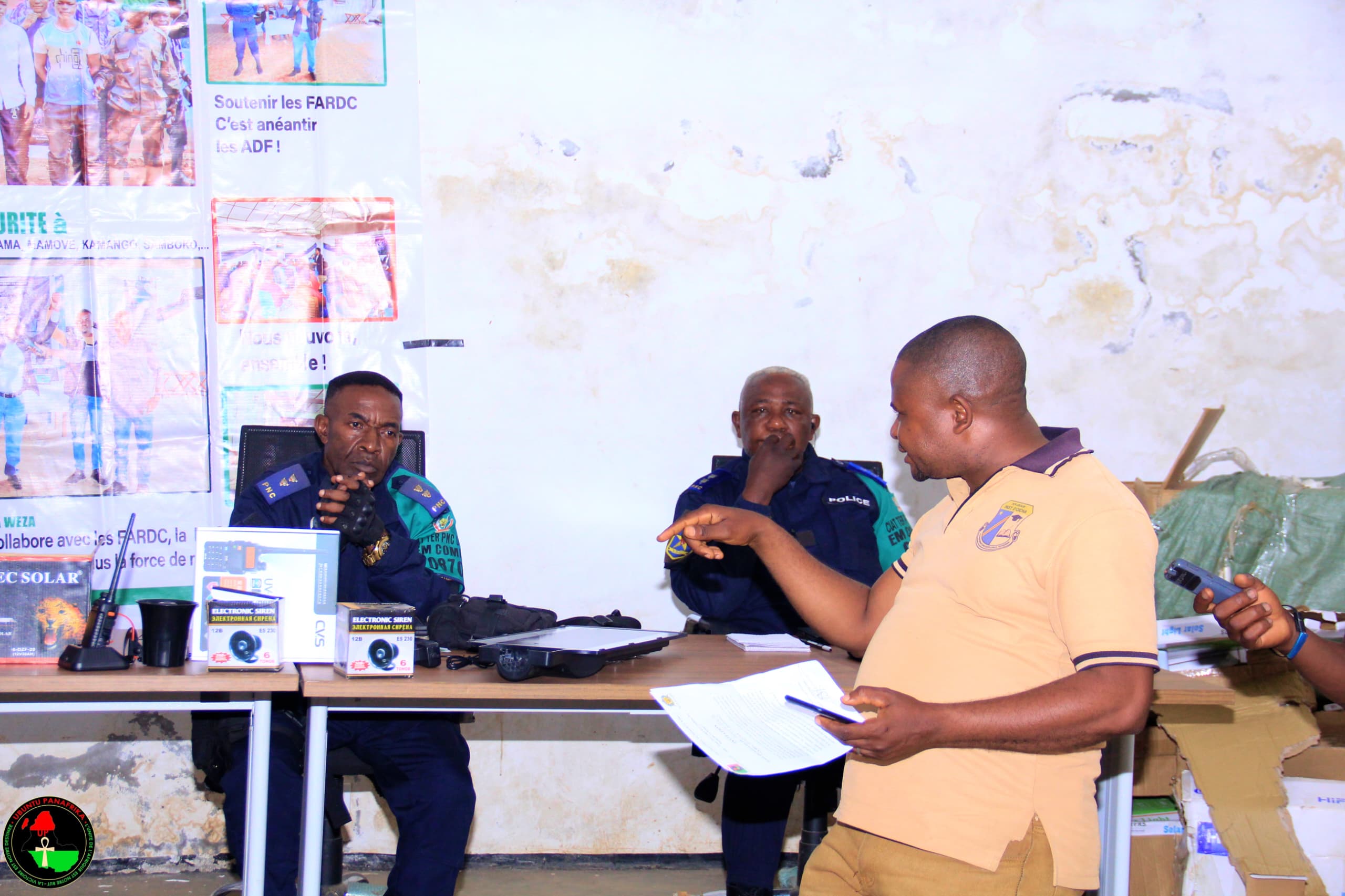 Beni : remise de matériels sécuritaires aux forces de police à Oïcha, la jeunesse et la société civile saluent « le grand pas » de Ubuntu Panafrika en appui aux initiatives locales dans le système d’alerte précoce