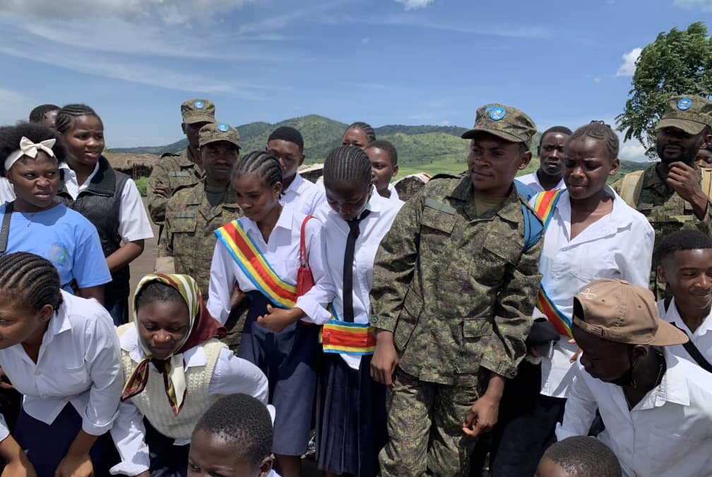 Kasindi : des élèves de l’Institut Lubiriha en visite au camp militaire pour renforcer la collaboration avec les FARDC