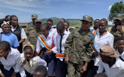 Kasindi : des élèves de l’Institut Lubiriha en visite au camp militaire pour renforcer la collaboration avec les FARDC